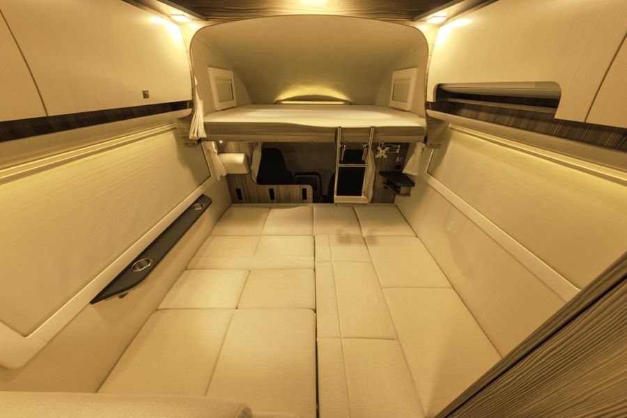 ベッドに展開した車内