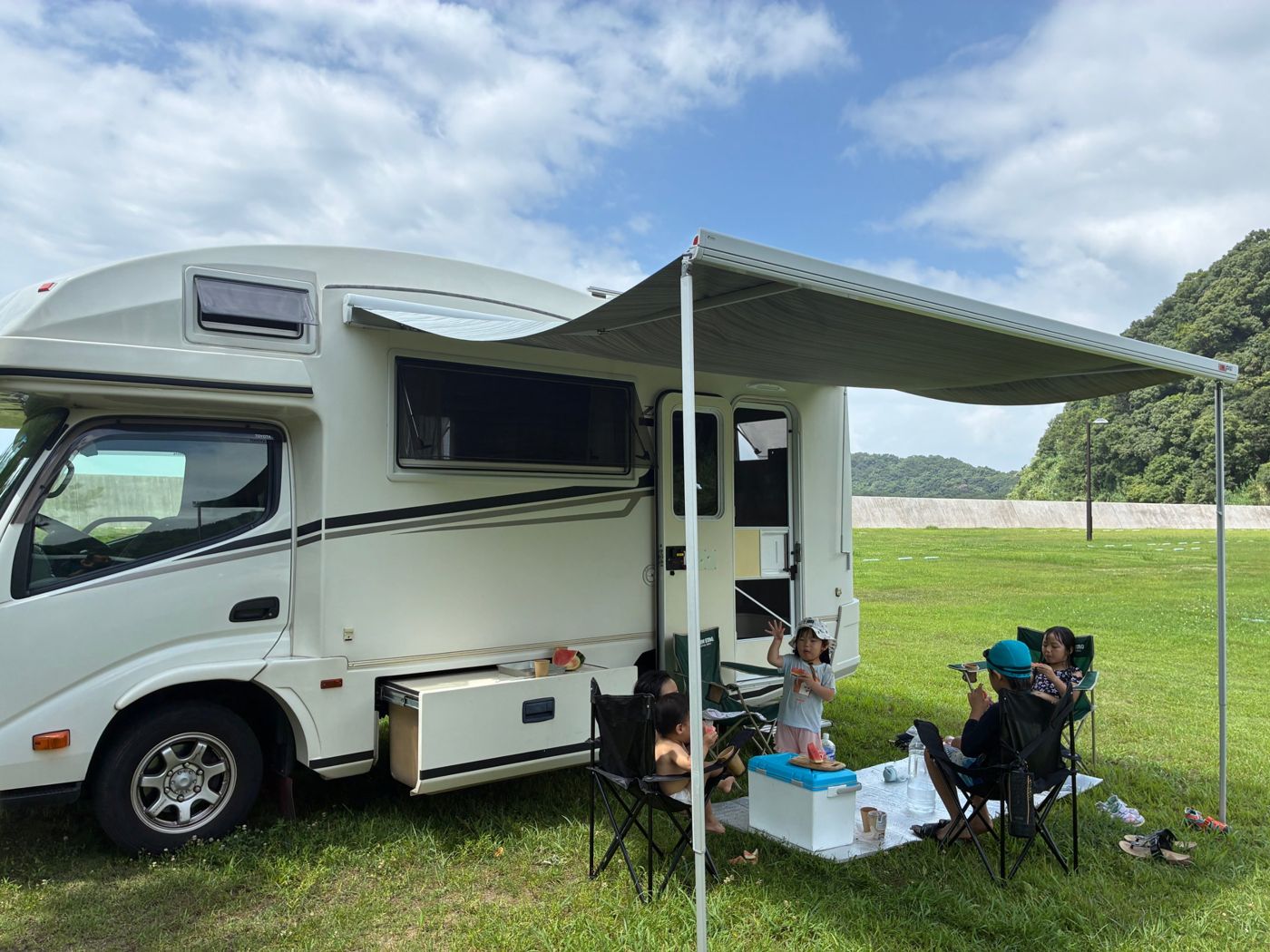 アウニングを広げたキャンピングカー VANTECH ZIL の外観